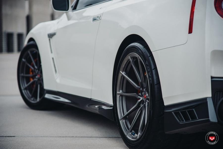 Детали экстерьера Nissan GT-R on Vossen Wheels (M-X2) 2019 года  (фото 9 из 26)
